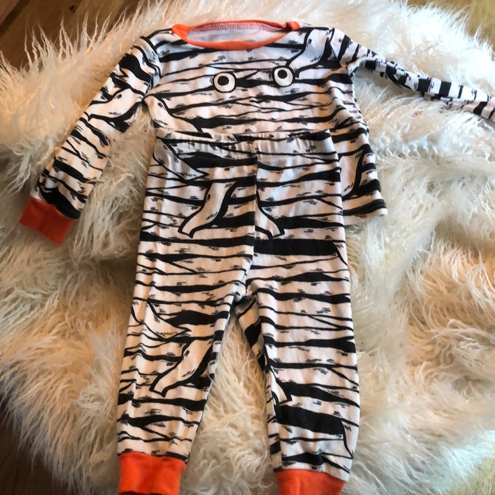 Glow in The dark Halloween mummy pj’s 6-9 months
